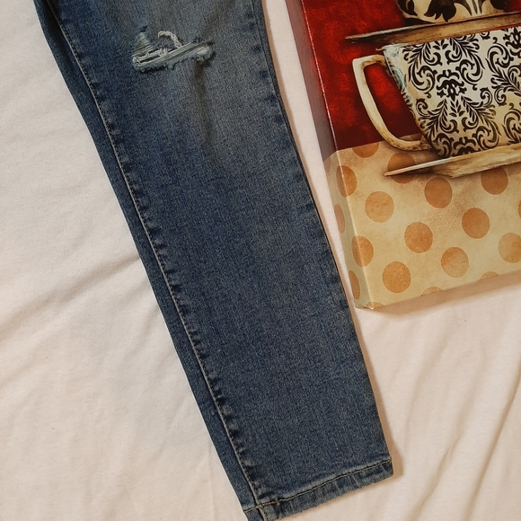 Universal Thread High Rise - Picture 4 of 7